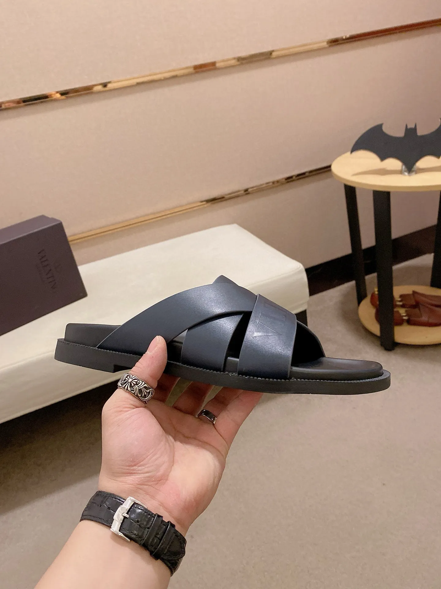 Men's shoes💰: 440💰[Valentino] New men's boutique slippers, counter quality, classic plaid, the actual workmanship is quite complex🔰The uppers are made of imported fabrics➕🐑Sheepskin lining, which tests the craftsman's craftsmanship➕original PU outsole. Size: 38-44 (45 can be customized, non-refundable)